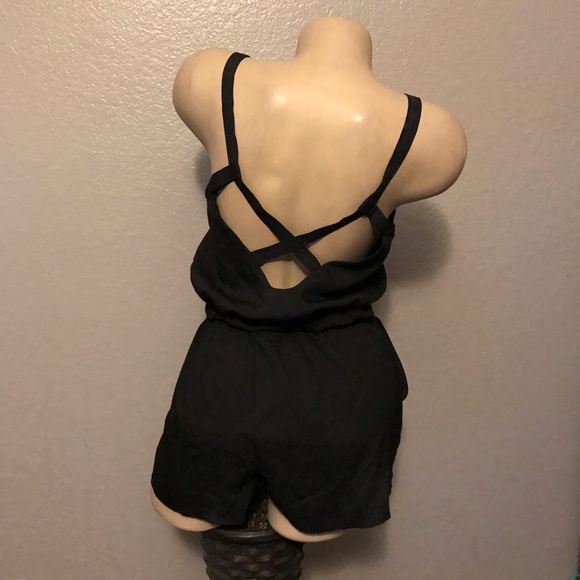 Black romper small with pockets criss cross back - Picture 2 of 2